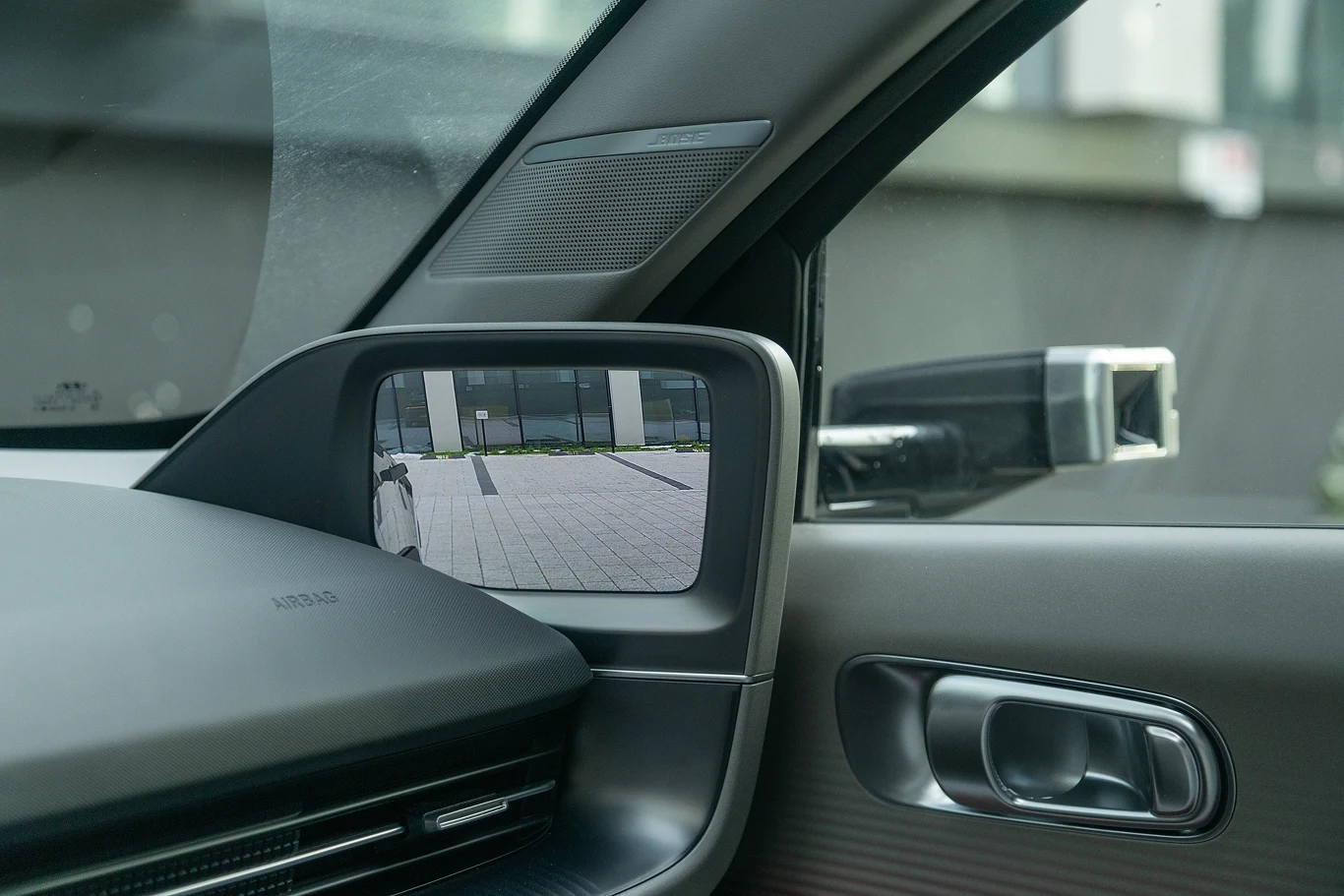 Cyfrowe lusterka robią wrażenie na pasażerach, ale dla kierowcy są mało wygodne