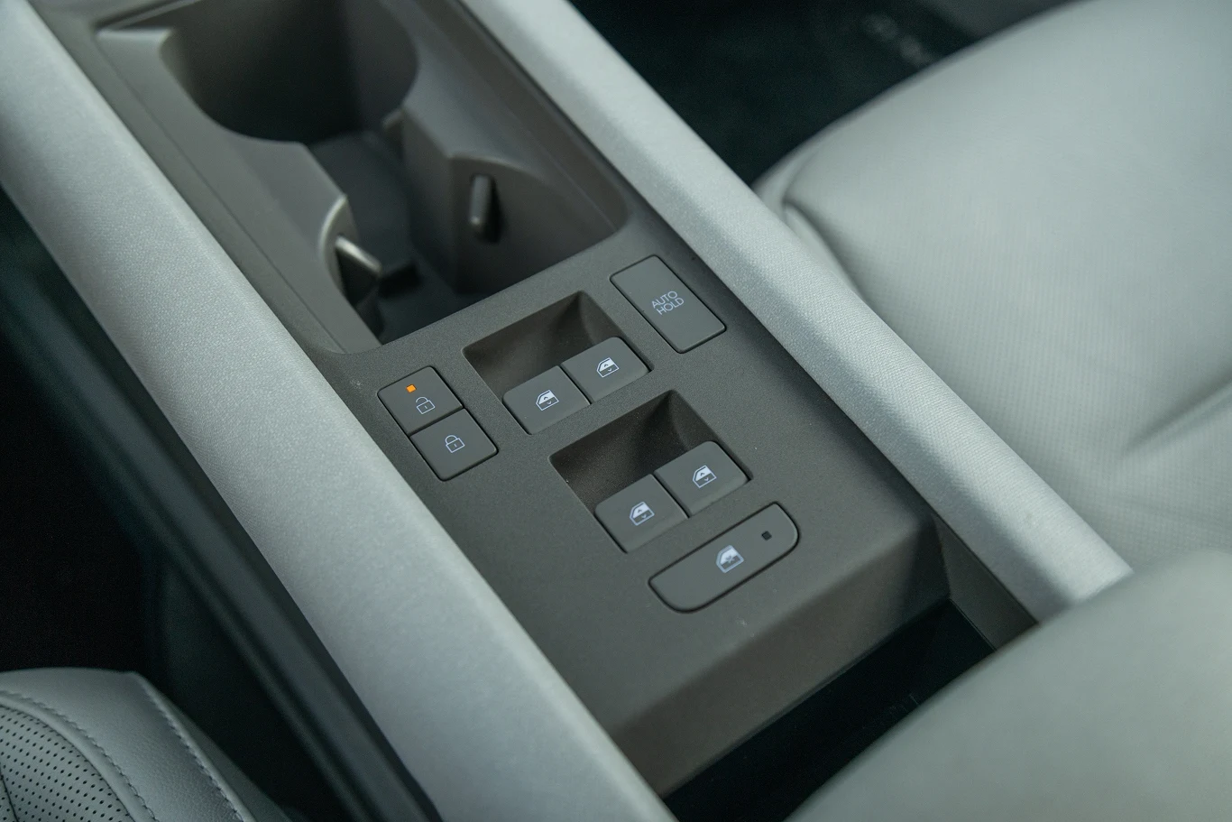 Przełączniki szyb w Ioniq 6 przeniesiono na konsolę centralną