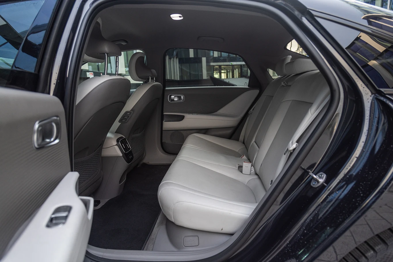 Hyundai Ioniq 6 oferuje mnóstwo miejsca dla podróżnych z tyłu