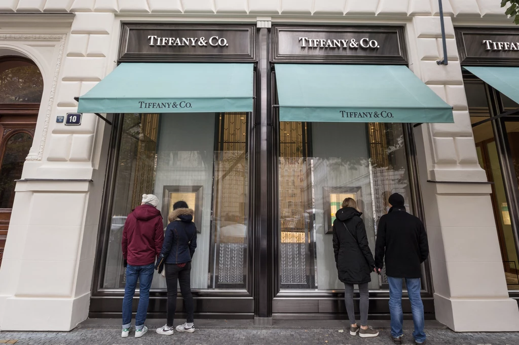 Arnault jest posiadaczem takich aktywów jak Louis Vuitton, Dior, Givenchy, Tiffany & Co. i Dom Pérignon.