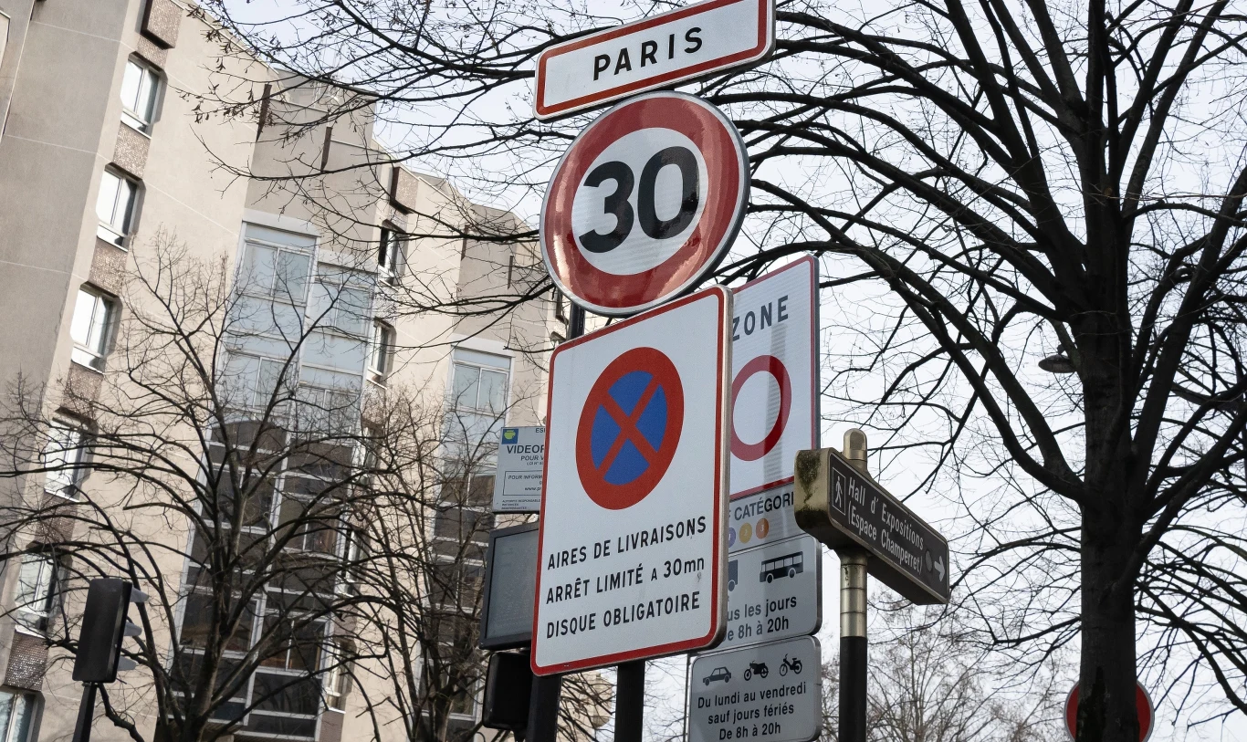 Zakazy, zwężenia, gigantyczne korki i strefa Tempo 30 - to codzienność kierowców w Paryżu