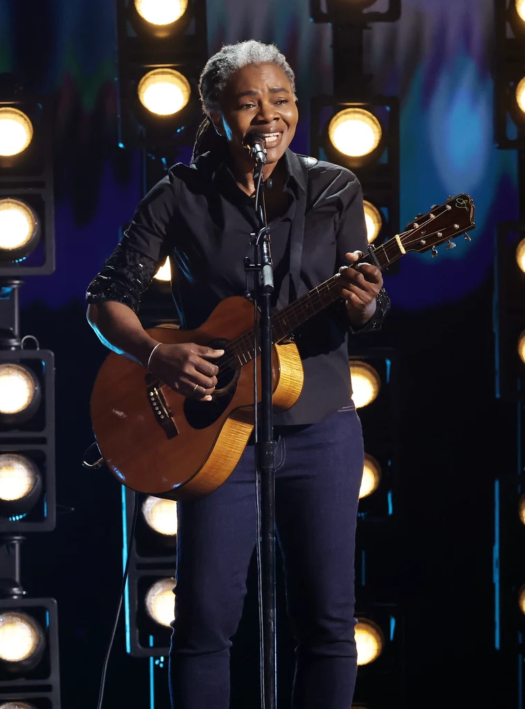 Tracy Chapman na scenie podczas występu na 66. rozdaniu nagród Grammy