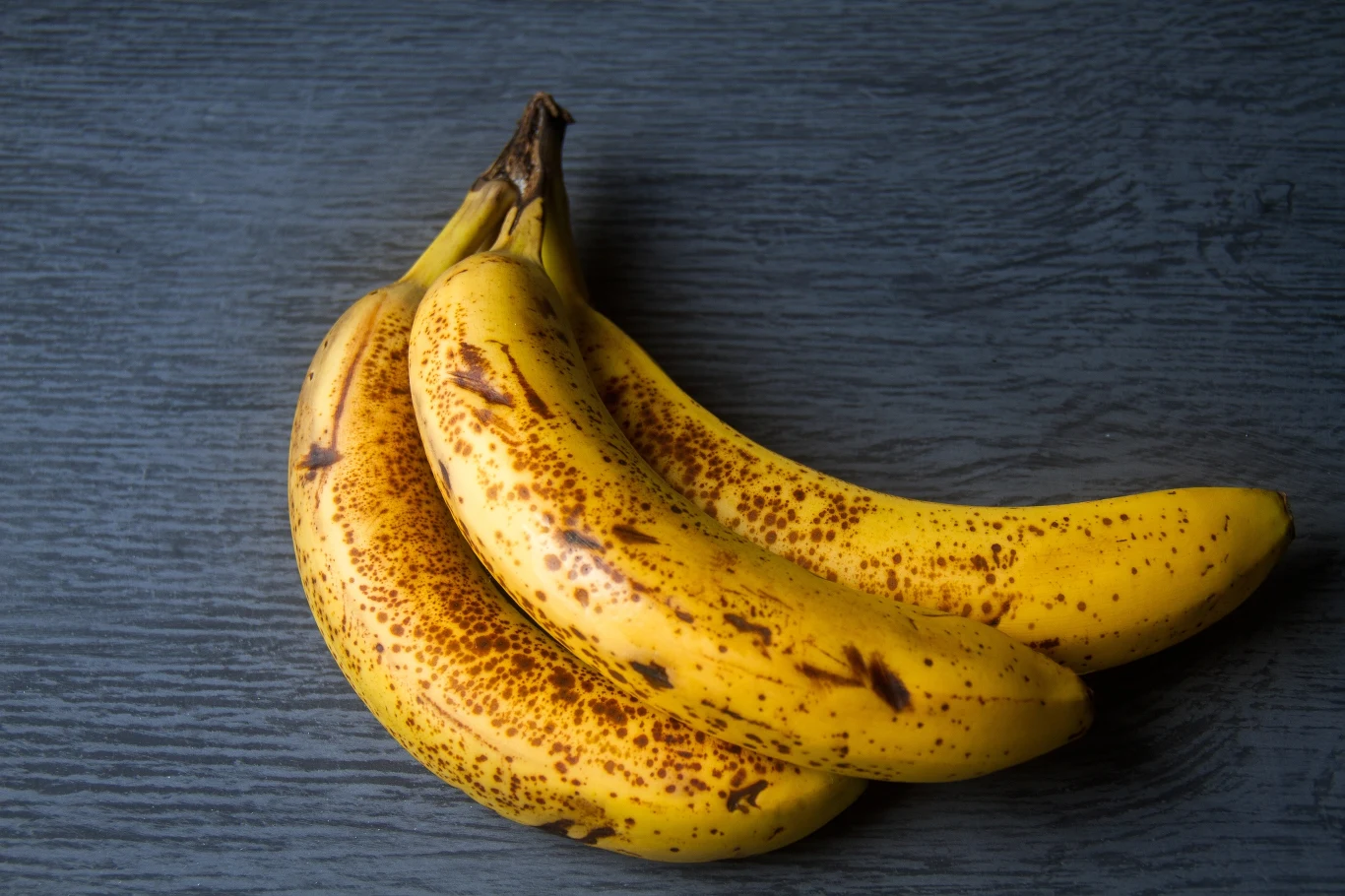 Do pączków bananowych sprawdzą się bardzo dojrzałe owoce.