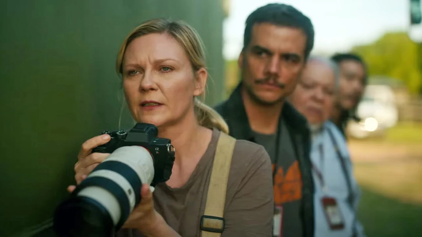 Kirsten Dunst w scenie z filmu "Civil War"