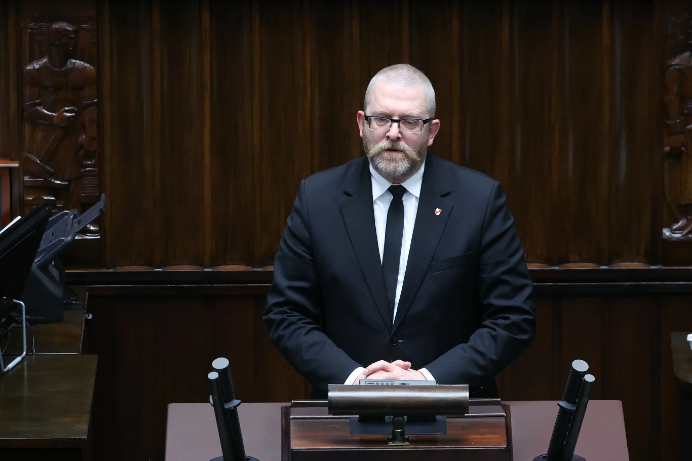 Grzegorz Braun na mównicy sejmowej Grzegorz Braun na mównicy sejmowej
