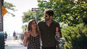 Gina Rodriguez jako Mack i Tom Ellis jako Nick w filmie "Zagrywki"