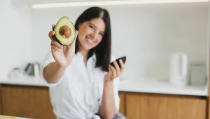 Chcesz, żeby awokado szybciej dojrzało? Połóż obok niego dwa owoce 