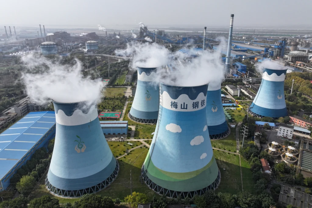 Chiny są największym emitentem CO2 na świecie. Nawet tam PKB rośnie szybciej niż emisje. Na zdjęciu ciepłownia w Nankinie Chiny są największym emitentem CO2 na świecie. Nawet tam PKB rośnie szybciej niż emisje. Na zdjęciu ciepłownia w Nankinie