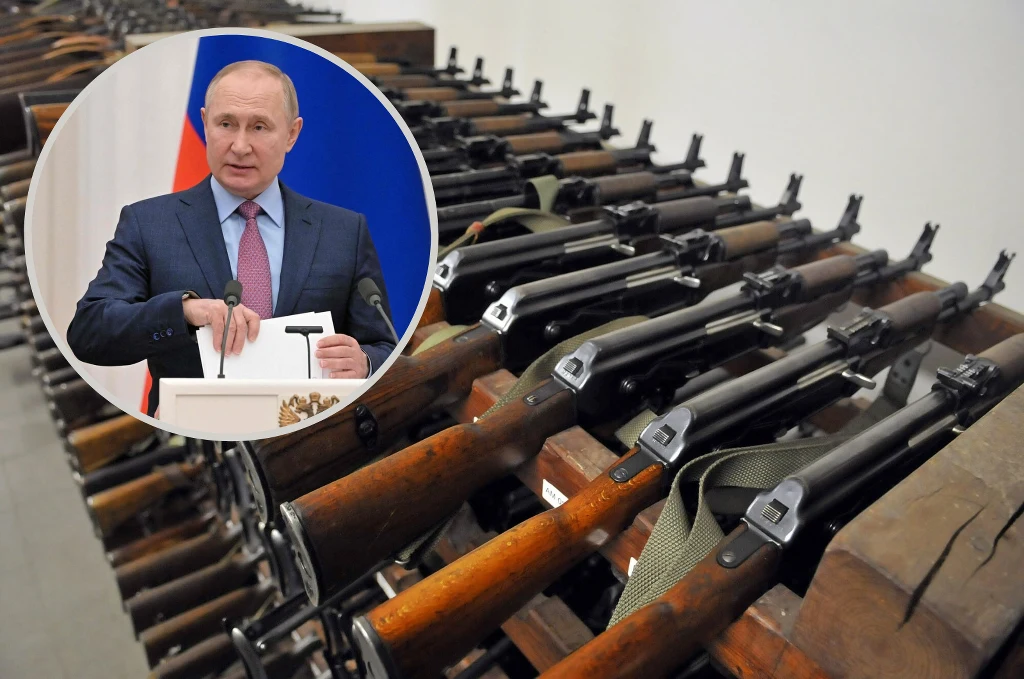 Karabiny maszynowe Kałasznikow. Magazyn broni Łódzkiego Centrum Filmowego. W tle Władimir Putin Karabiny maszynowe Kałasznikow. Magazyn broni Łódzkiego Centrum Filmowego. W tle Władimir Putin