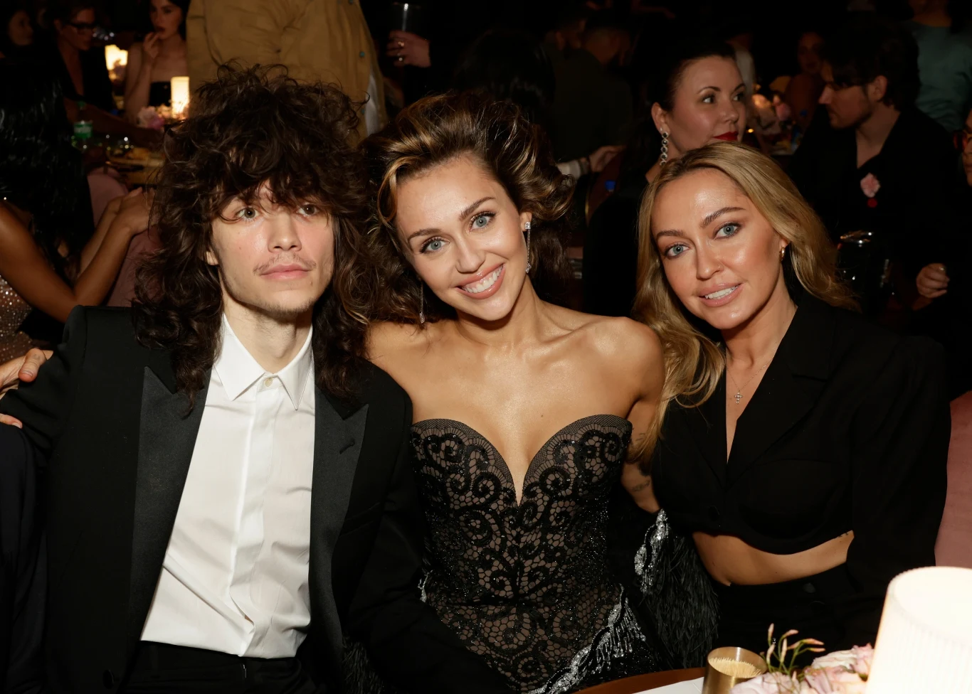 Maxx Morando u boku Miley Cyrus i jej siostry Brandi