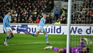 Phil Foden (w środku), z lewej jego kolega z MC Erling Haaland, w bramce Mark Flekken