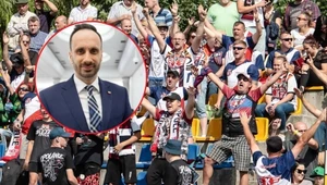 Kibice dopingują OK Bedmet Kolejarz Opole. W tle poseł Janusz Kowalski