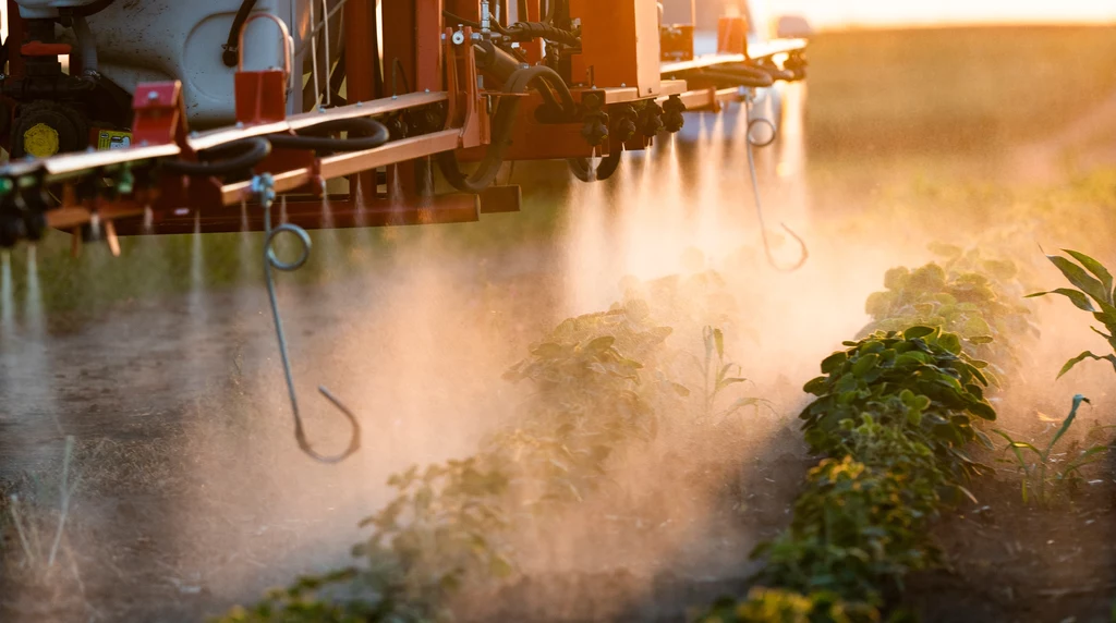 KE wycofuje się z ograniczenia stosowania pestycydów. To efekt protestów rolników