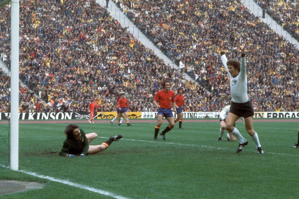 Miguel Angel Gonzalez (w bramce) podczas meczu z Niemcami w 1976 roku Miguel Angel Gonzalez (w bramce) podczas meczu z Niemcami w 1976 roku