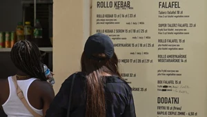 Zmieniające się ceny na przestrzeni lat widać wyraźnie na podstawie kababu. Polacy za przeciętne wynagrodzenie mogą ich kupić coraz mniej