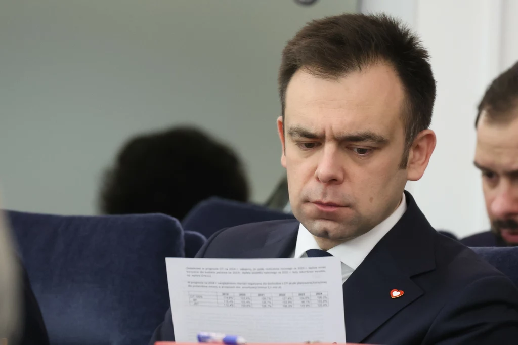 Minister finansów Andrzej Domański mógł zarządzić przyspieszenie zwrotów nadpłaconego VAT w grudniu - spekulują ekonomiści