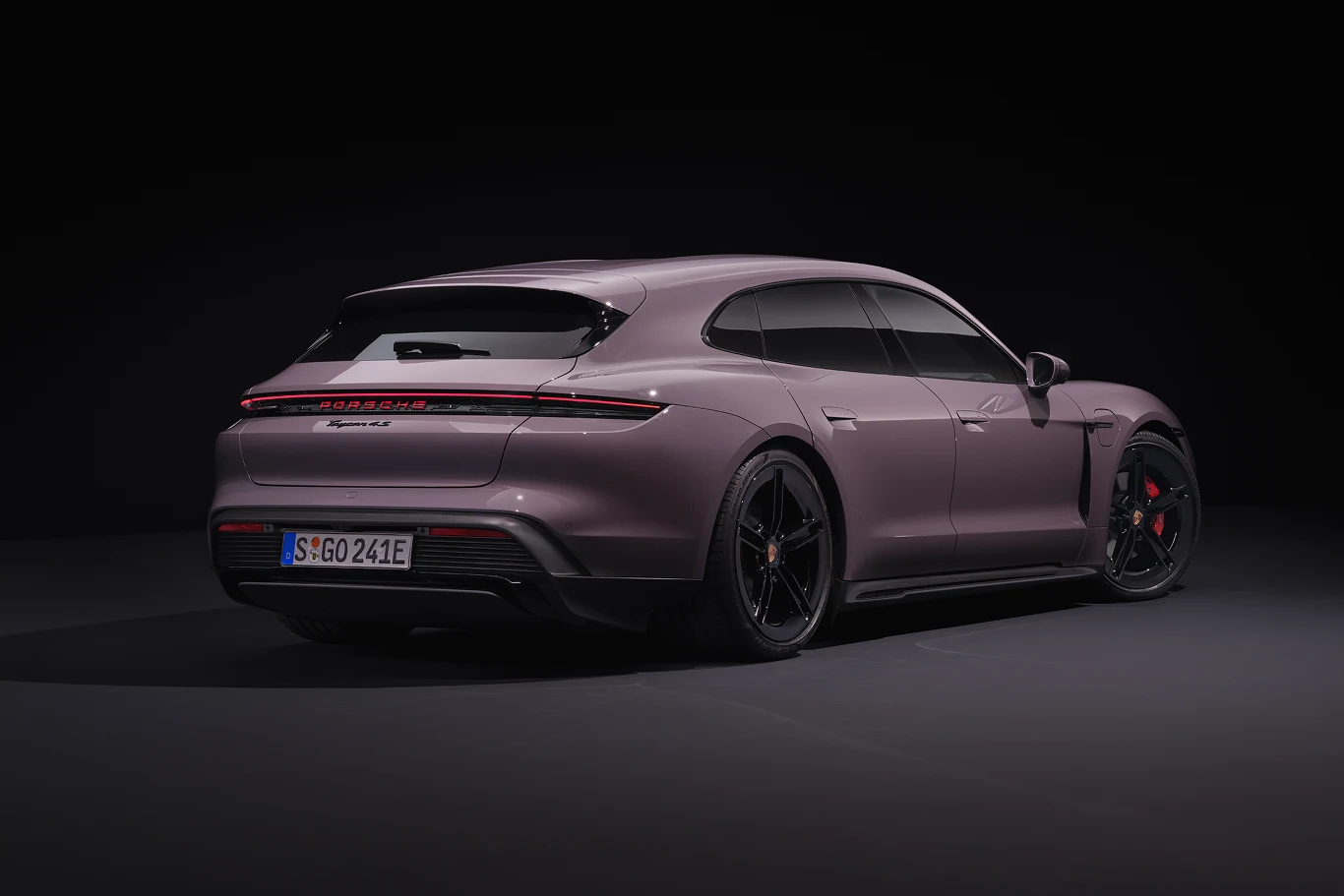 Porsche Taycan po liftingu debiutuje w nowych lakierach i z nowymi felgami Porsche Taycan po liftingu debiutuje w nowych lakierach i z nowymi felgami