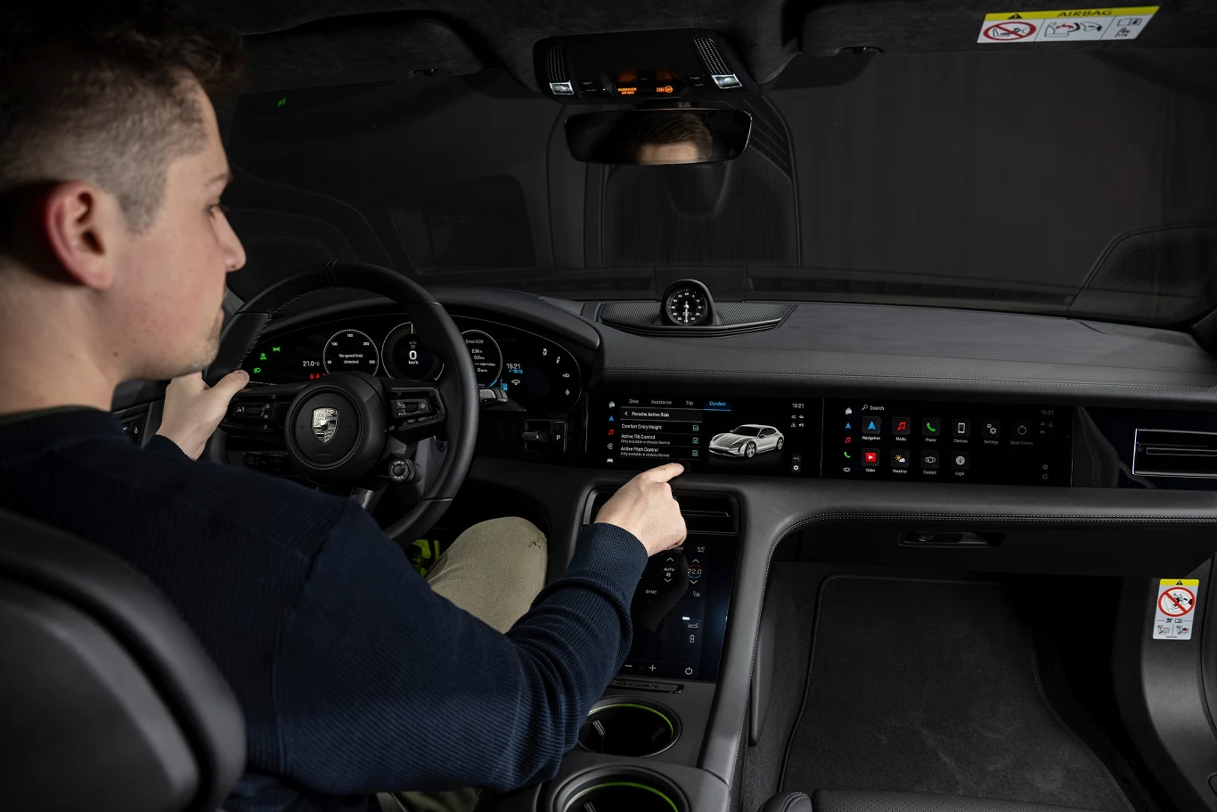 Nowe Porsche Taycan zyskuje trzeci ekran, na którym pasażer może oglądać filmy lub seriale Nowe Porsche Taycan zyskuje trzeci ekran, na którym pasażer może oglądać filmy lub seriale