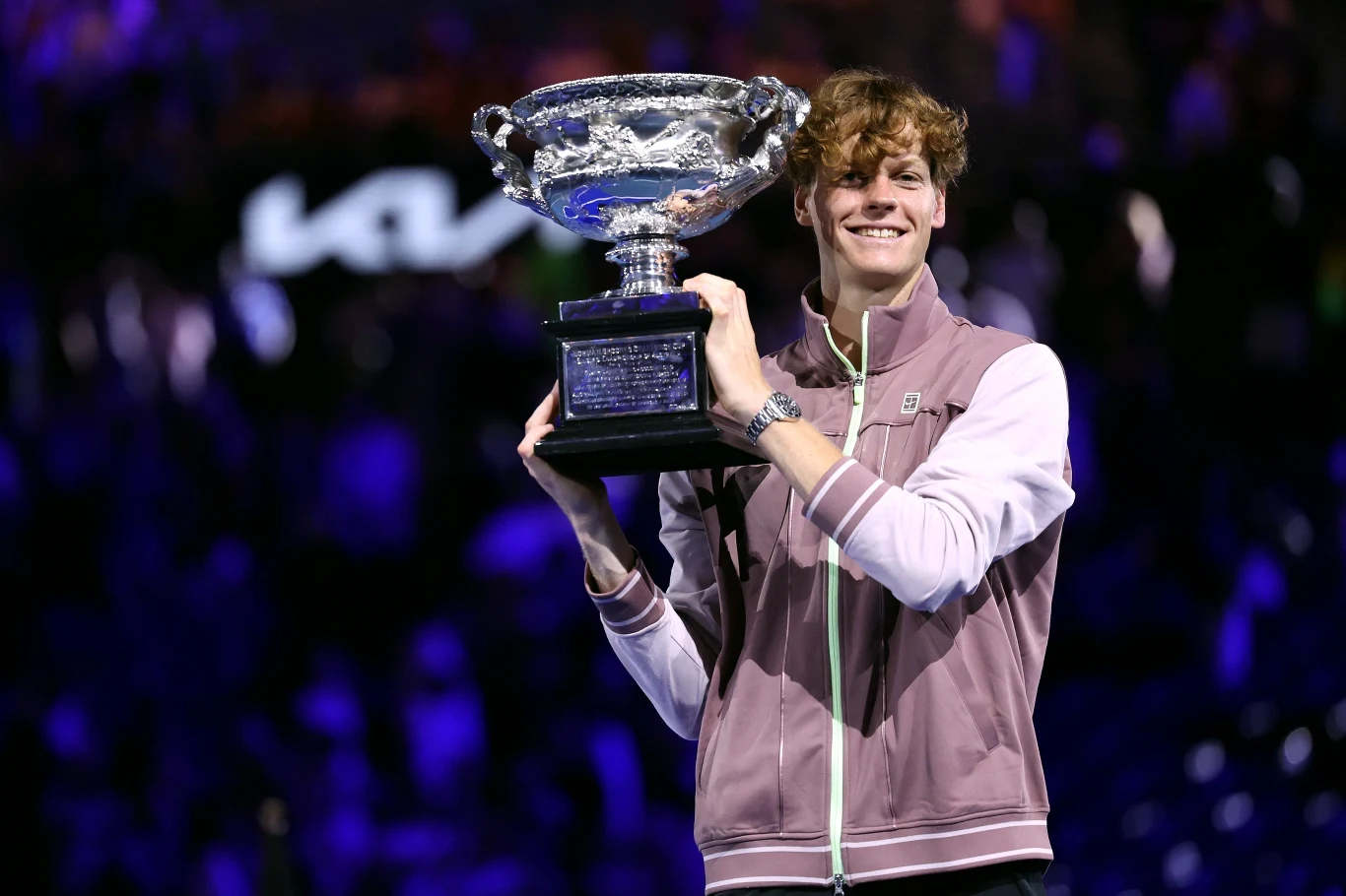 Jannik Sinner z trofeum za Australian Open 2024
