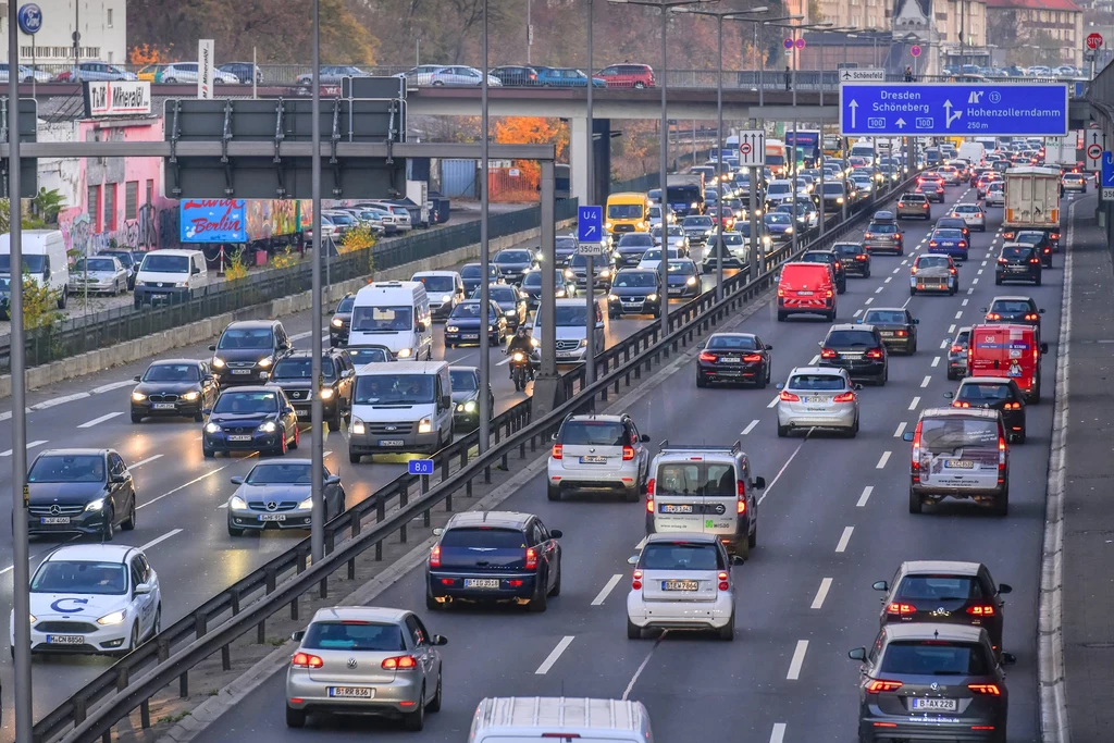 Niemcy absolutnie nie wyobrażają sobie rezygnacji z własnego auta. Z dużą rezerwą podchodzą też do samochodów elektrycznych