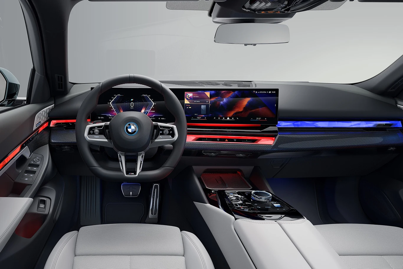 Główną rolę w nowym kokpicie BMW serii 5 Touring odgrywają dwa duże wyświetlacze i podświetlane listwy Główną rolę w nowym kokpicie BMW serii 5 Touring odgrywają dwa duże wyświetlacze i podświetlane listwy