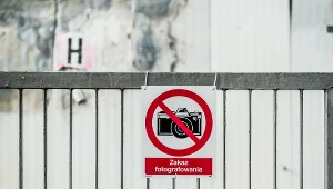 Poznaliśmy projekt tabliczki zakazującej fotografowania obiektów ważnych dla obronności i bezpieczeństwa państwa