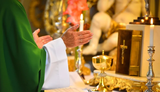 Parafia płaci niemal 20 tys. zł podatku za wiernych. "Taka jest rzeczywistość!"płan wykonuje liturgię