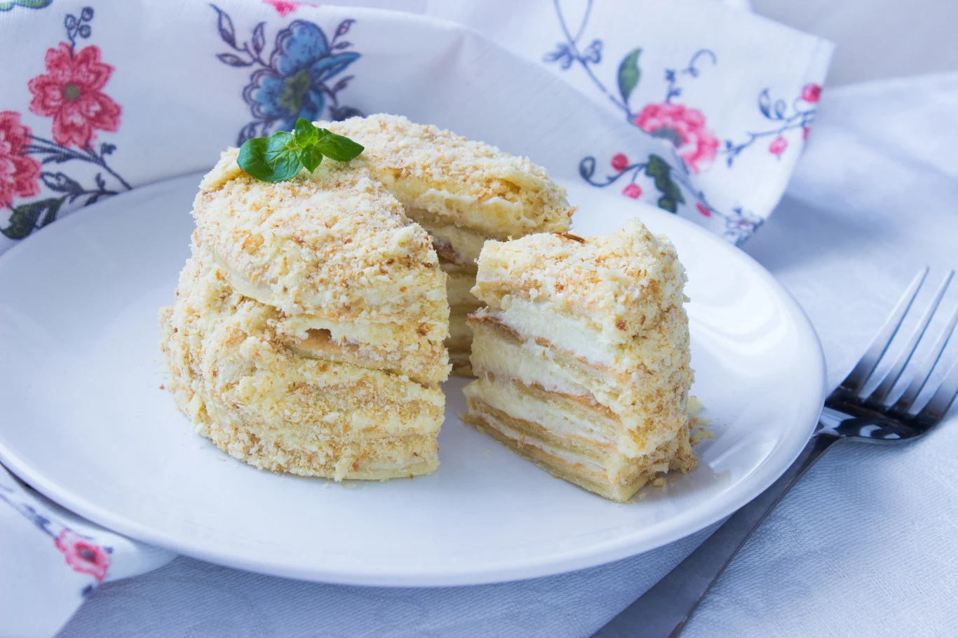 Ciasto Napoleon bez pieczenia jest idealną propozycją na deser. Łatwe w przygotowaniu, posmakuje każdemu. Ciasto Napoleon bez pieczenia jest idealną propozycją na deser. Łatwe w przygotowaniu, posmakuje każdemu.