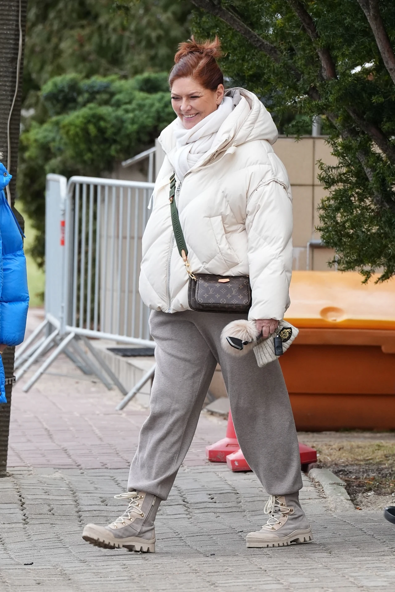 Żwawym krokiem udała się w kierunku samochodu Żwawym krokiem udała się w kierunku samochodu