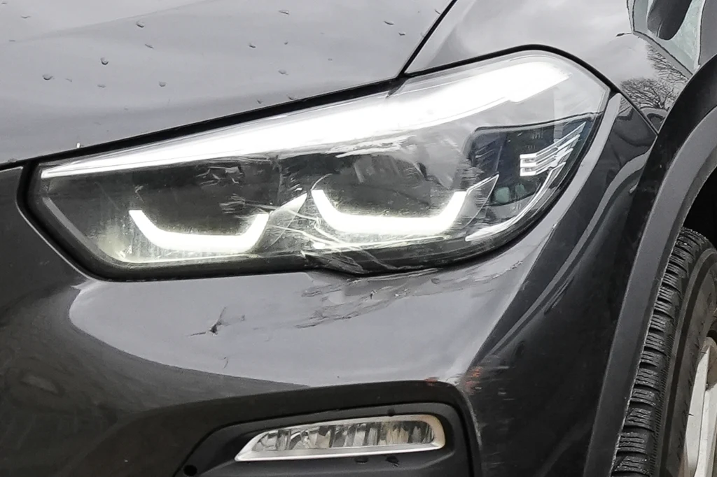 W jakich okolicznościach doszło do stłuczenia reflektora i powstania zadrapań? W jakich okolicznościach doszło do stłuczenia reflektora i powstania zadrapań?