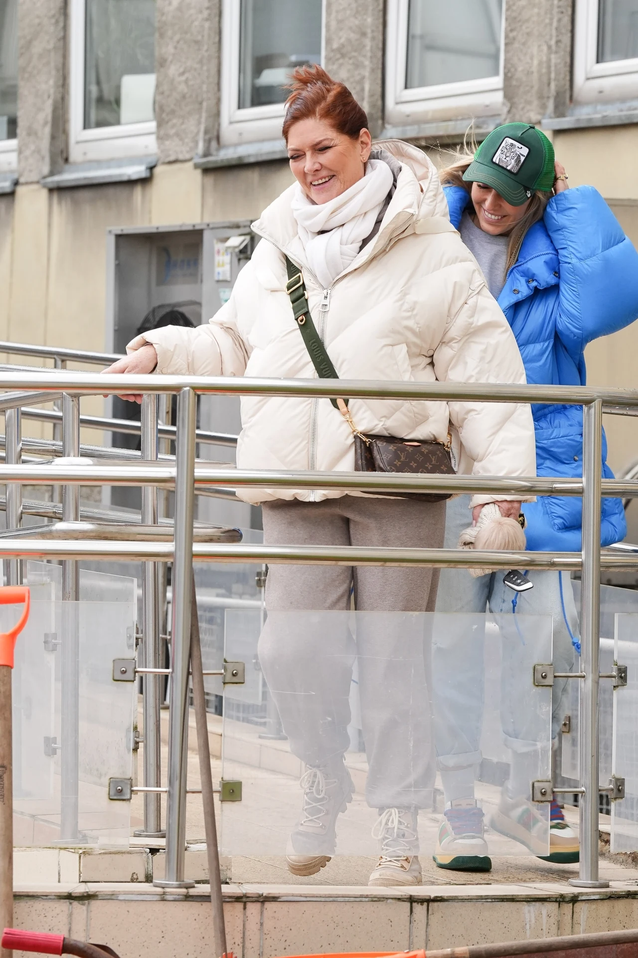 Dzień był chłodny, dlatego dziennikarka miała na sobie grubą, puchową kurtkę Dzień był chłodny, dlatego dziennikarka miała na sobie grubą, puchową kurtkę