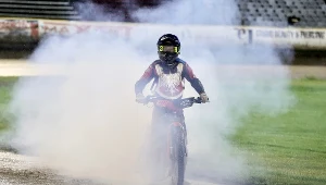 Maksymilian Pawełczak cieszy się z wygranej.