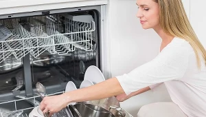 Szybko usuniesz zalegający w zmywarce tłuszcz. Wystarczy ten produkt i jedno płukanie 