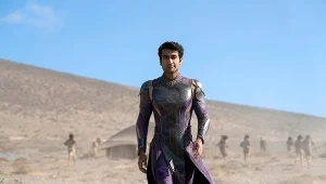 Kumail Nanjiani w scenie z filmu "Eternals"