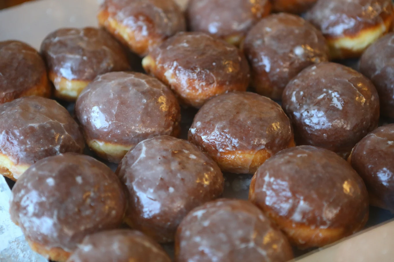 Tradycyjne pączki sprzedawane w cukierni "Zagoździński" w Warszawie 