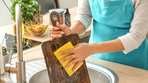 Myjesz drewnianą deskę do krojenia płynem do naczyń? Ten sposób jest o wiele skuteczniejszy i zdrowszy 