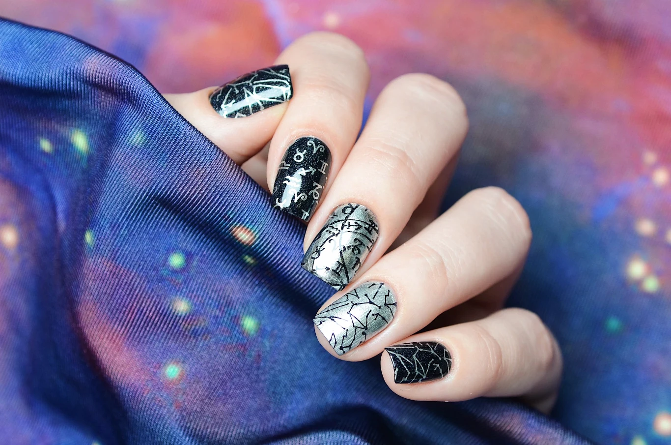 Inspirowany zodiakiem manicure też może wyglądać elegancko Inspirowany zodiakiem manicure też może wyglądać elegancko