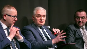 Prezydent Leszna Łukasz Borowiak (z lewej), w środku Jarosław Gowin, z prawej Piotr Jóźwiak, wiceprezydent Leszna.