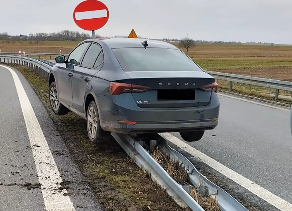 Zaparkował na barierach. Potem sprawy potoczyły się lawinowo