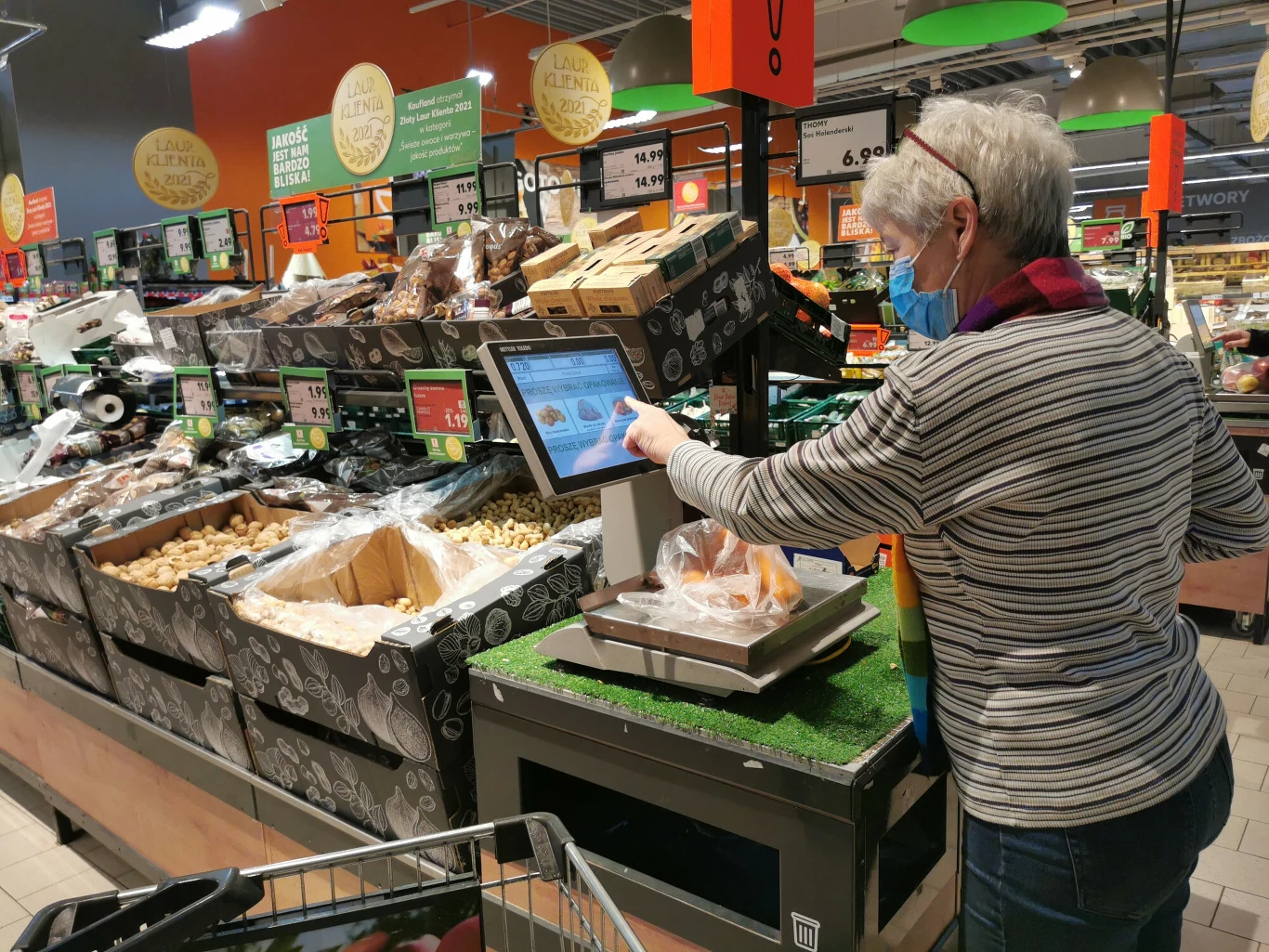 Naklejki, które w niektórych sklepach trzeba naklejać na owoce i warzywa po wejściu w życie nowych unijnych przepisów będą musiały zniknąć - zauważa wiceminister klimatu i środowiska Anita Sowińska Naklejki, które w niektórych sklepach trzeba naklejać na owoce i warzywa po wejściu w życie nowych unijnych przepisów będą musiały zniknąć - zauważa wiceminister klimatu i środowiska Anita Sowińska