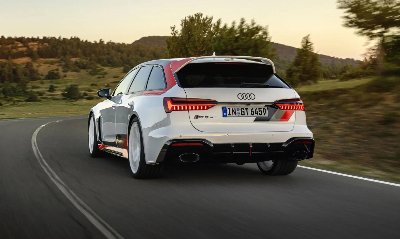Audi RS6 Avant GT posiada zaprojektowane specjalnie dla niego 22-calowe felgi. Audi RS6 Avant GT posiada zaprojektowane specjalnie dla niego 22-calowe felgi.