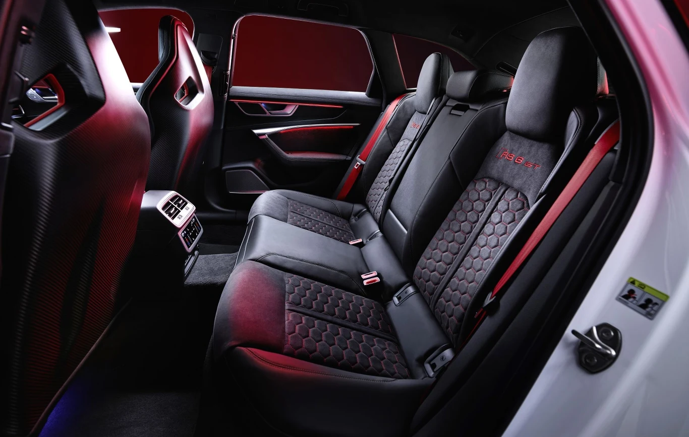 Pod zagłówkami foteli i na dywanikach znajdziemy napis "RS 6 GT". Pod zagłówkami foteli i na dywanikach znajdziemy napis "RS 6 GT".