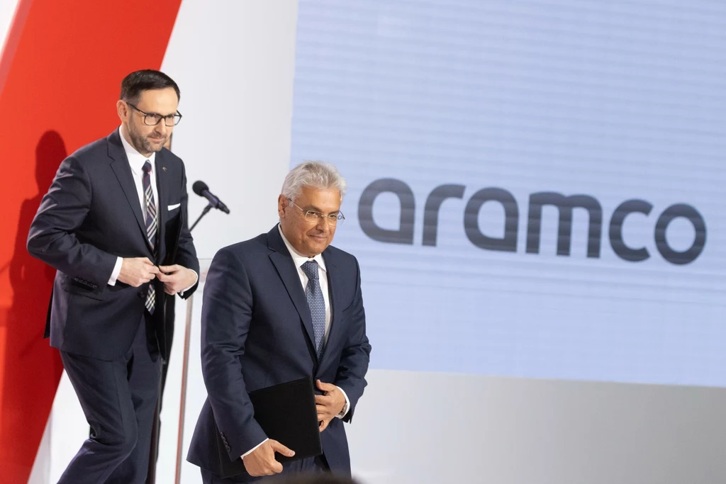Były prezes Orlenu Daniel Obajtek i Mohammed Y. Al Qahtani, starszy wiceprezydent odpowiedzialny za biznes rafineryjny w Saudi Aramco