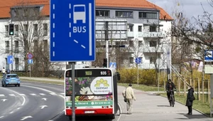 Czy samochody elektryczne mogą jeździć buspasem? Tak, ale jest haczyk