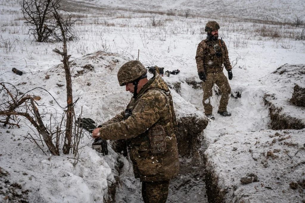 Ukraińscy wojskowi rozdzielają amunicję. Oszczędzają z powodu braku transzy pomocowych Ukraińscy wojskowi rozdzielają amunicję. Oszczędzają z powodu braku transzy pomocowych