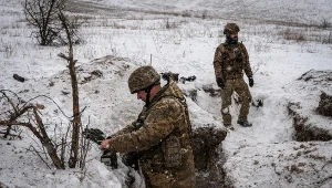 Ukraińscy wojskowi rozdzielają amunicję. Oszczędzają z powodu braku transzy pomocowych