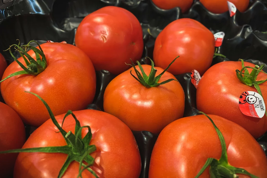 Często znajdujące się np. na pomidorach naklejki lądują w zlewie