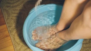 W wakacje mocz stopy w wodzie z tym dodatkiem. Pozbędziesz się przykrej dolegliwości