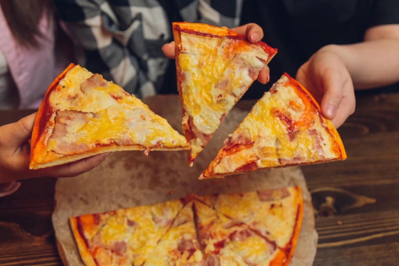 Goście będą zachwyceni takim poczęstunkiem. Pizza to przepis na szybki i smaczny obiad Goście będą zachwyceni takim poczęstunkiem. Pizza to przepis na szybki i smaczny obiad