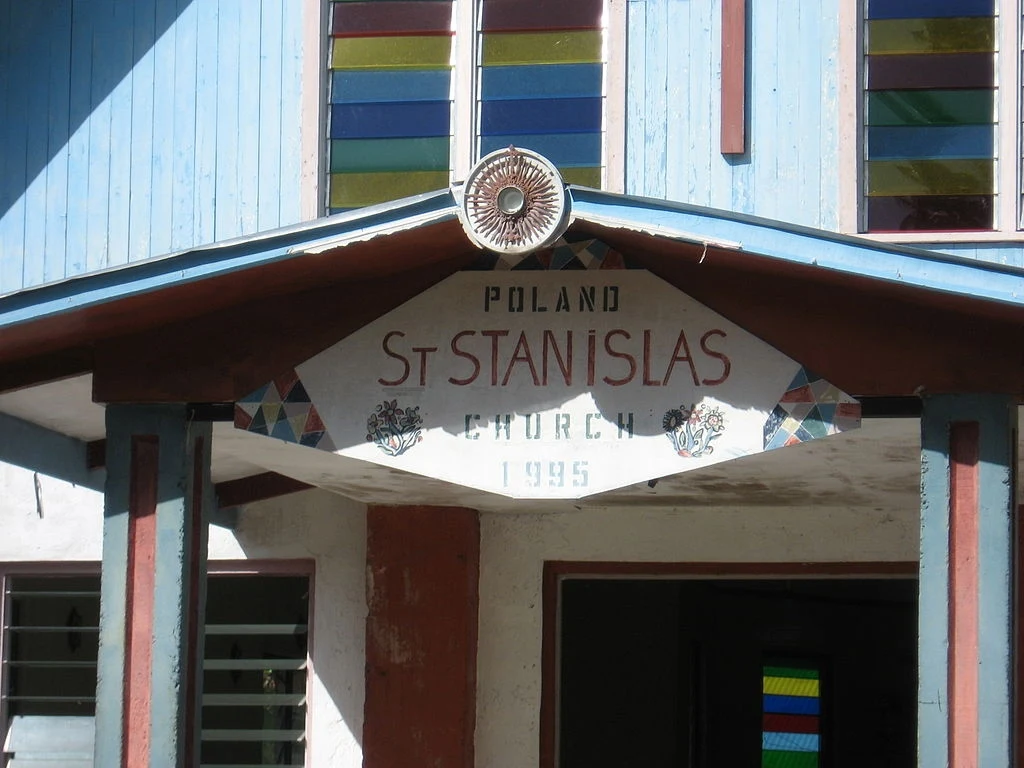 W wiosce Poland na Kiritimati znaleźć można polskie akcenty, takie jak Kościół pod wezwaniem św. Stanisława. 